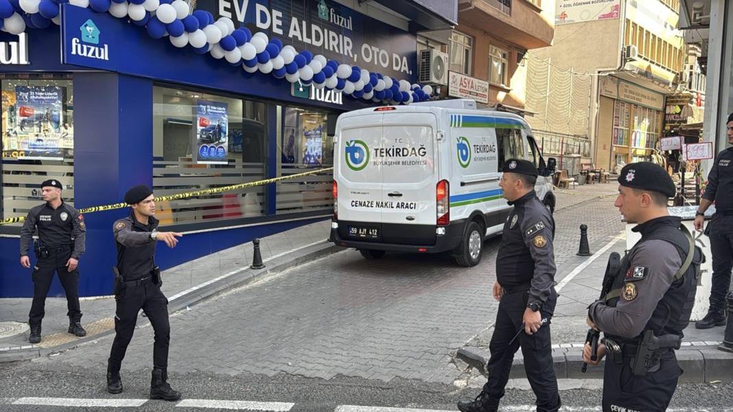 Mağaza çalışanının platonik aşk dehşeti! 1 ölü, 1’i polis 4 yaralı var 4